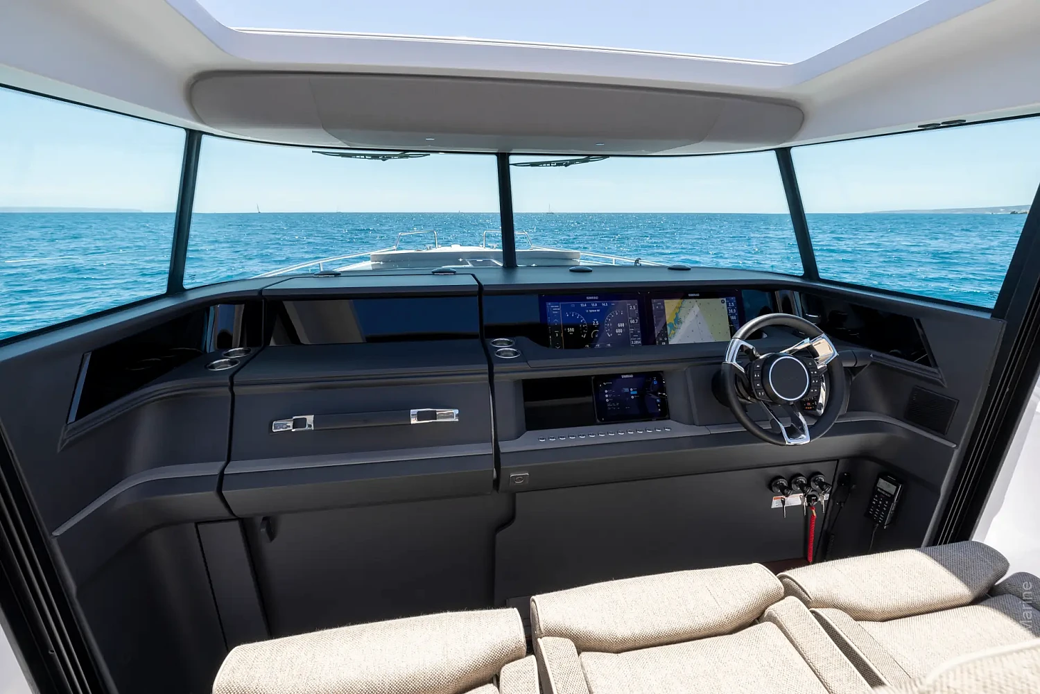 axopar-45-xc-cross-cabin-g11-helm-station