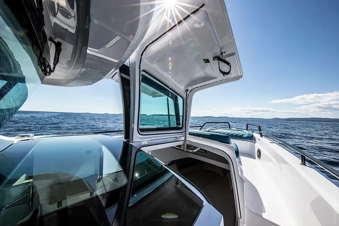 axopar-37-xc-cross-cabin-a09-editorial-photo-src038