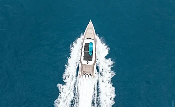 axopar-45-sun-top-g05-aerial-running