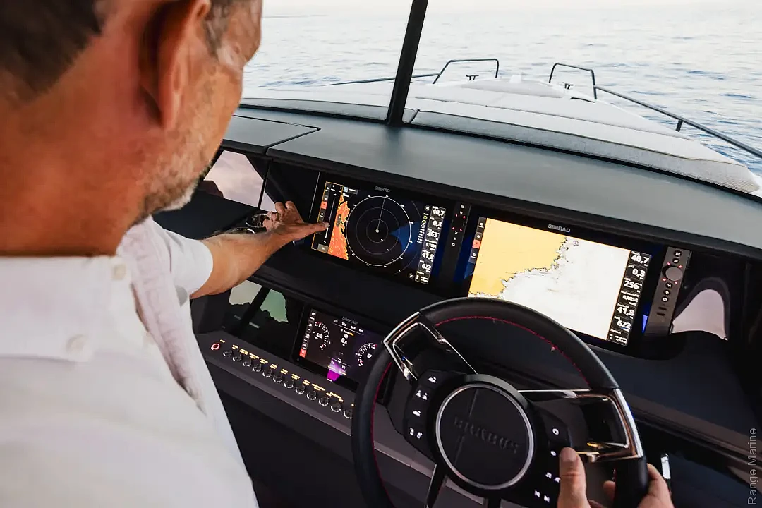 axopar-45-xc-cross-cabin-g12-helm-console