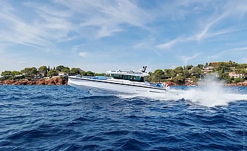 axopar-37-xc-cross-cabin-a11-editorial-photo-src044