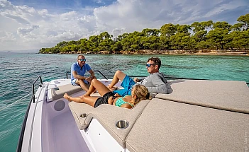 axopar-45-sun-top-g07-foredeck-sunpad