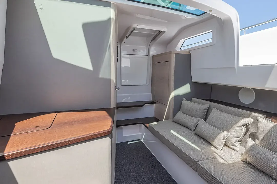 axopar-45-xc-cross-cabin-g14-cabin-lounge