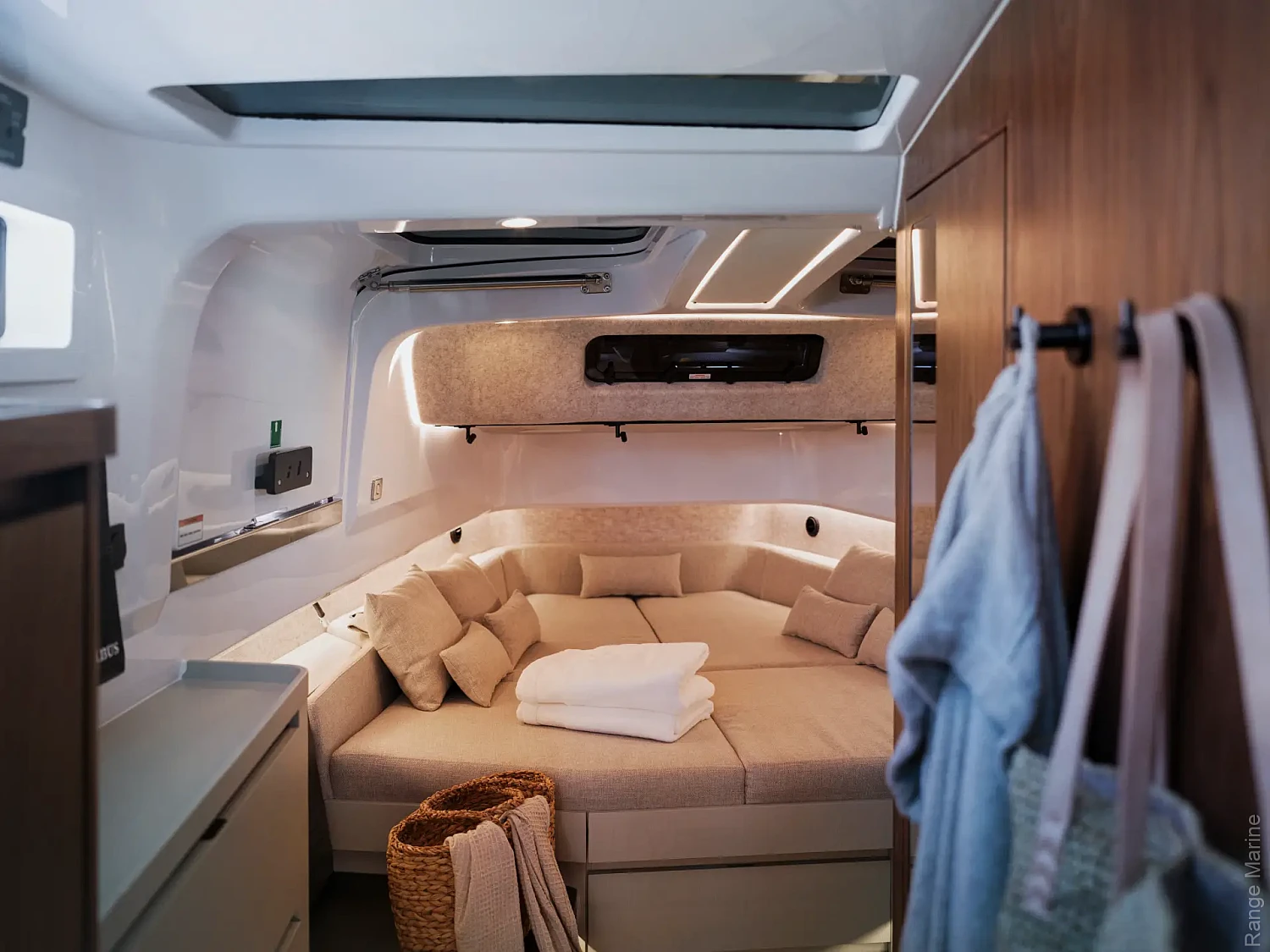 axopar-45-xc-cross-cabin-g16-cabin-berth