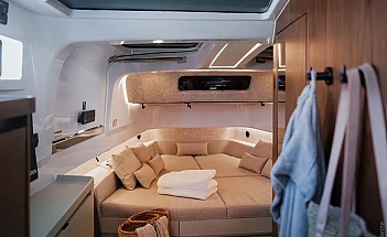axopar-45-xc-cross-cabin-g16-cabin-berth