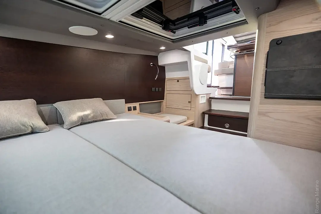 axopar-45-xc-cross-cabin-g17-master-berth