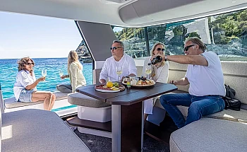 axopar-45-xc-cross-cabin-a01-editorial-photo-src003