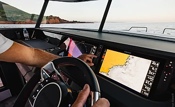 axopar-45-xc-cross-cabin-a06-editorial-photo-src036