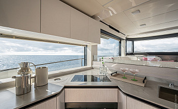 04-gallery-interno-galley-02-yacht-navetta50