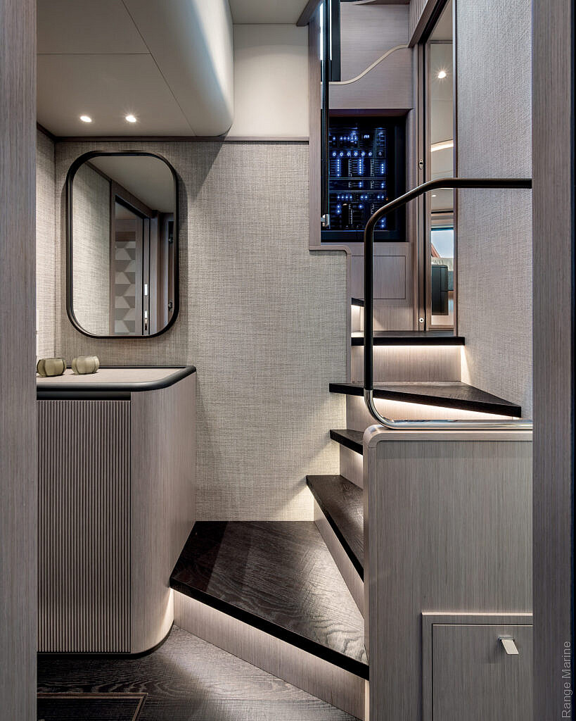 07-gallery-interni-yacht-navetta66-04-819x1024