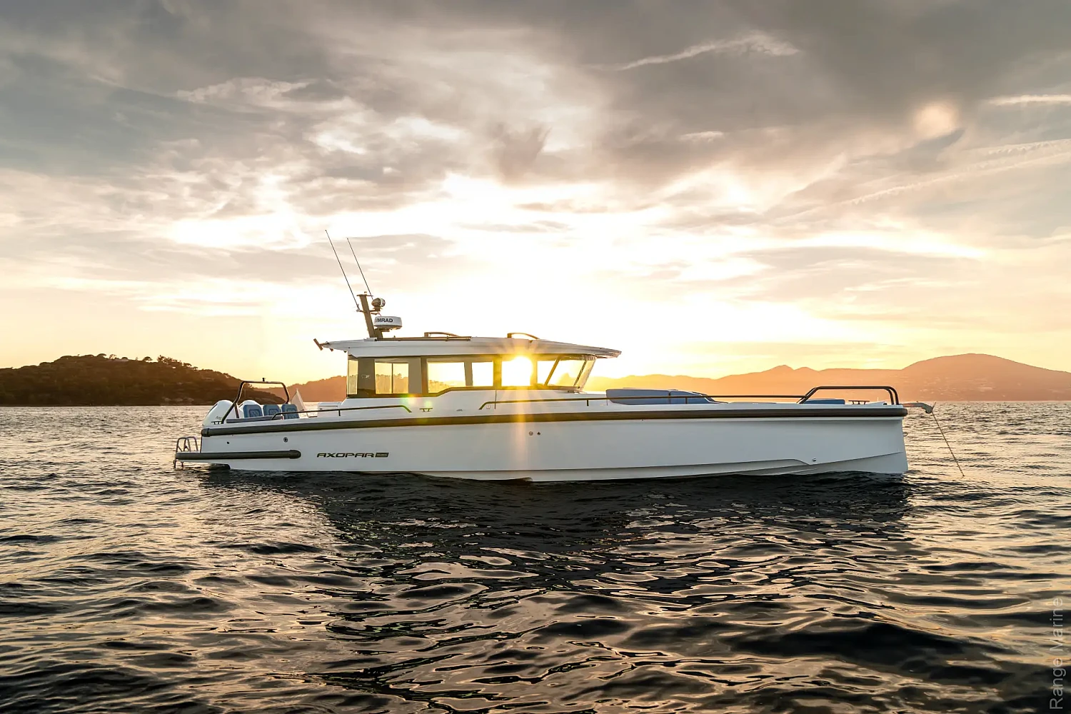 axopar-37-xc-cross-cabin-g02-sunset-profile