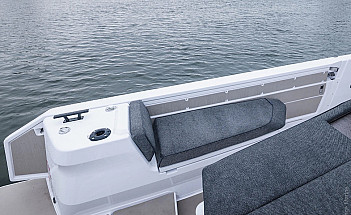 Axopar 38 XC Cross Cabin - сиденье по бокам на корме