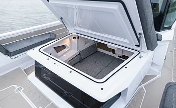 Axopar 38 XC Cross Cabin - открытая кормовая каюта
