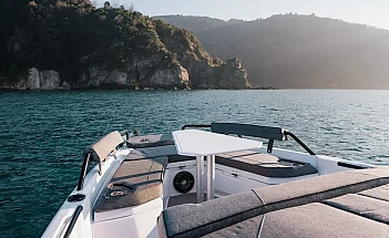 axopar-38-xc-cross-cabin-g06-foredeck