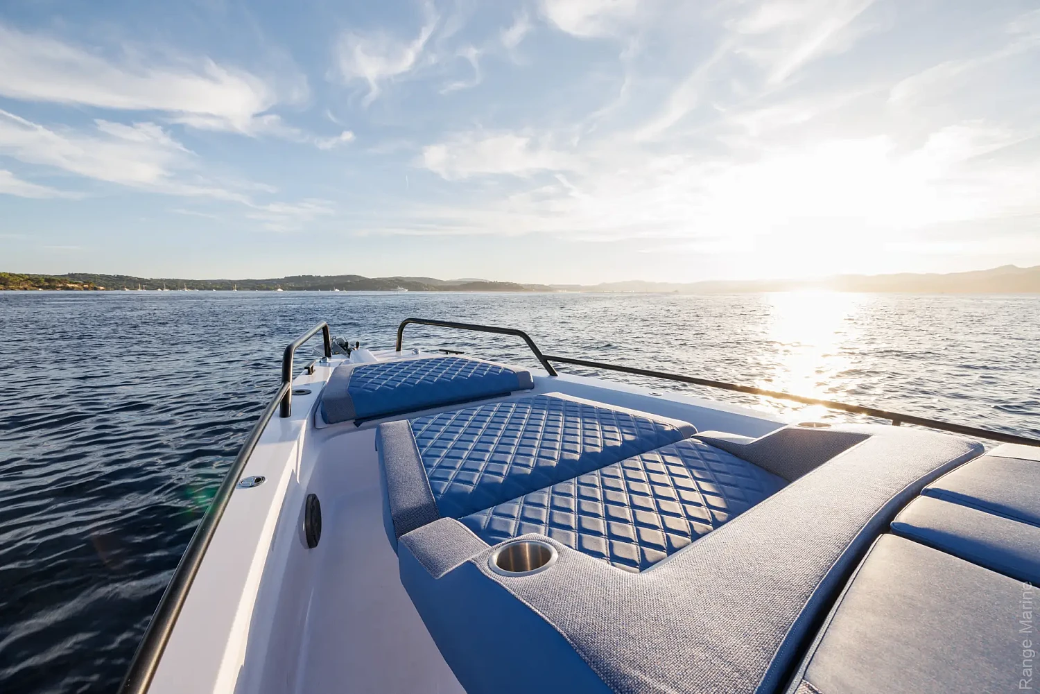 axopar-37-xc-cross-cabin-g06-bow-sunpad
