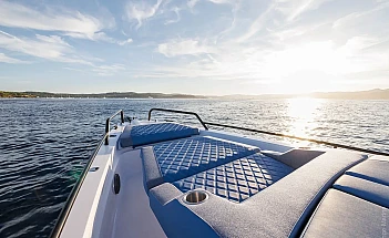 axopar-37-xc-cross-cabin-g06-bow-sunpad