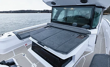 Axopar 38 XC Cross Cabin - кормовая каюта на транце