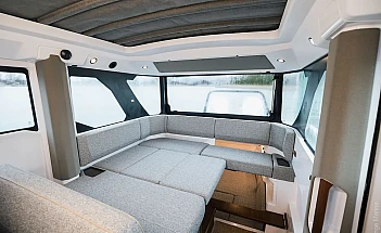 Axopar 38 XC Cross Cabin - разложенный диван в рубке катера