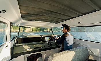 axopar-38-xc-cross-cabin-g10-helm-saloon