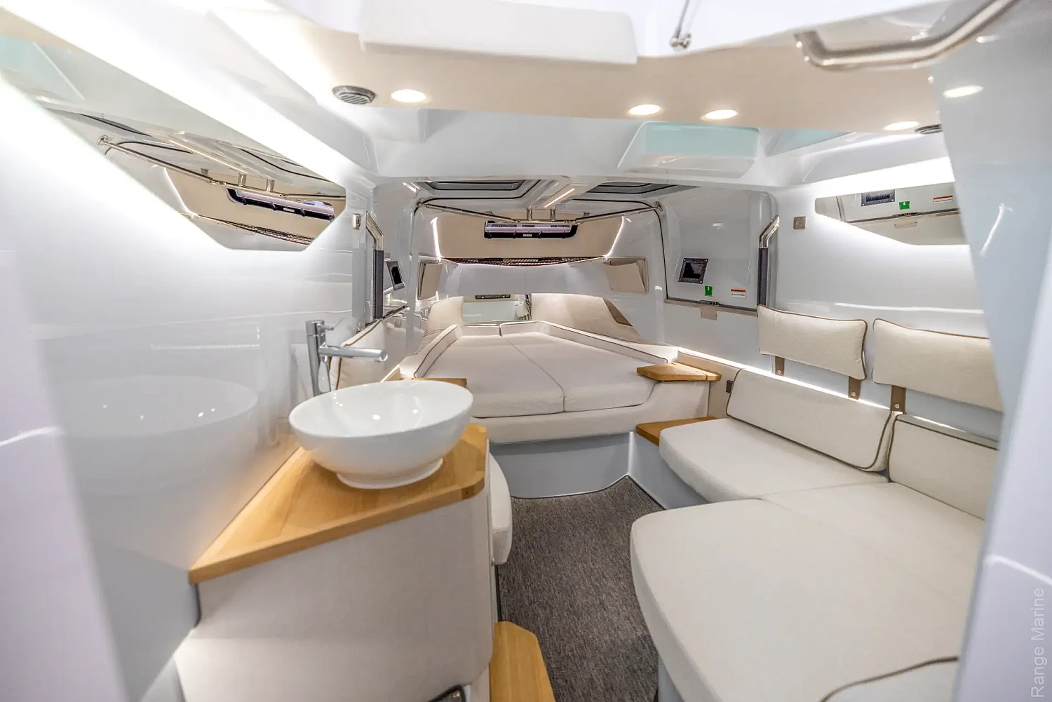 axopar-37-xc-cross-cabin-g12-cabin-galley