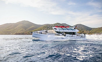 axopar-45-xc-cross-cabin-g01-cover-running
