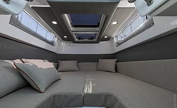 axopar-37-xc-cross-cabin-g13-cabin-berth