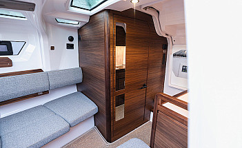 Axopar 38 XC Cross Cabin - гальюн в носовой каюте