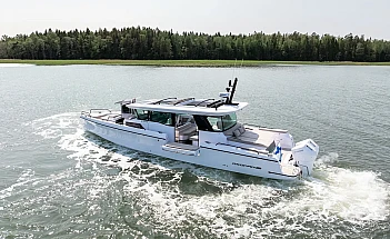 axopar-45-xc-cross-cabin-g04-aerial-running-rear