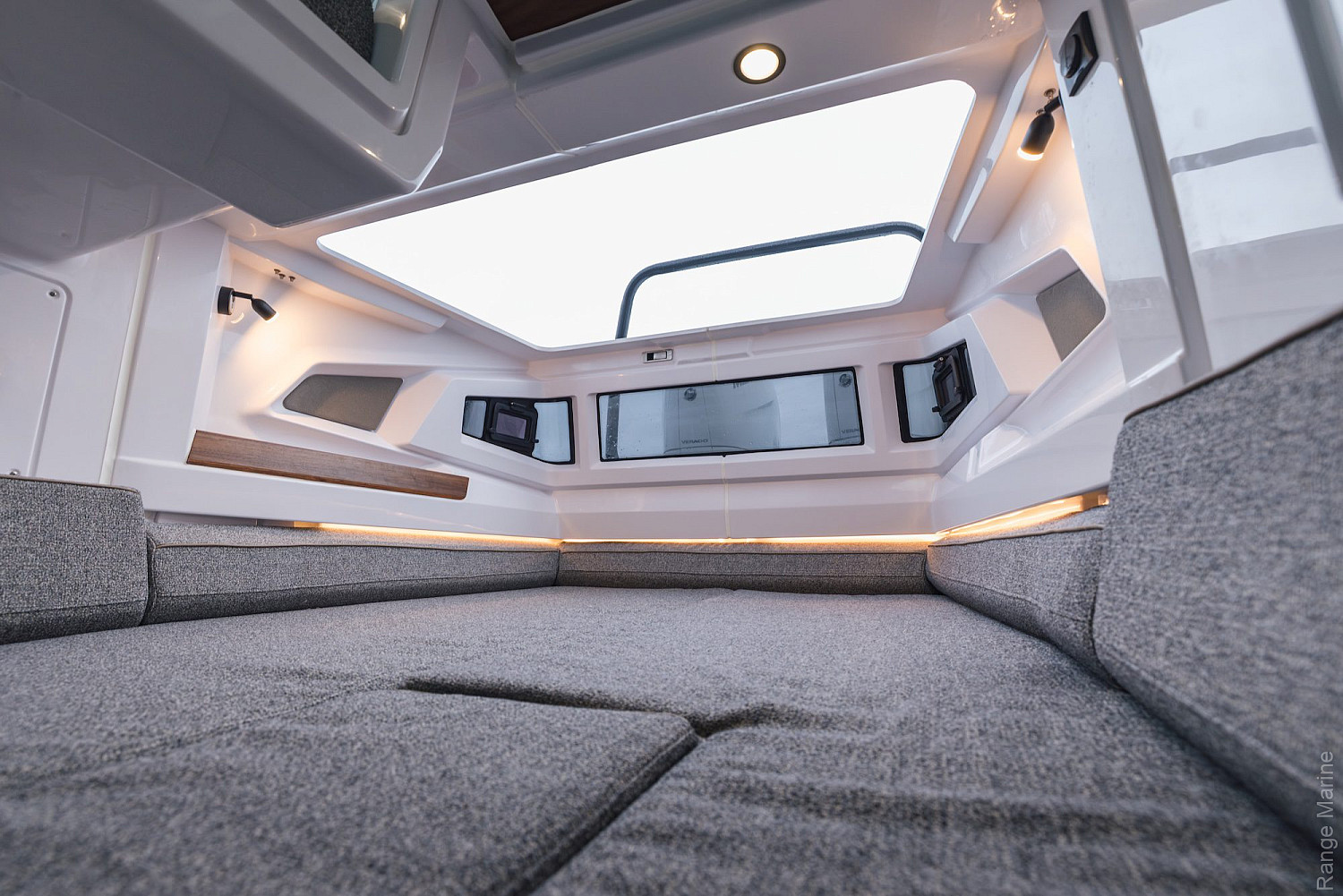 Axopar 38 XC Cross Cabin - разложенная кровать в кормовой каюте