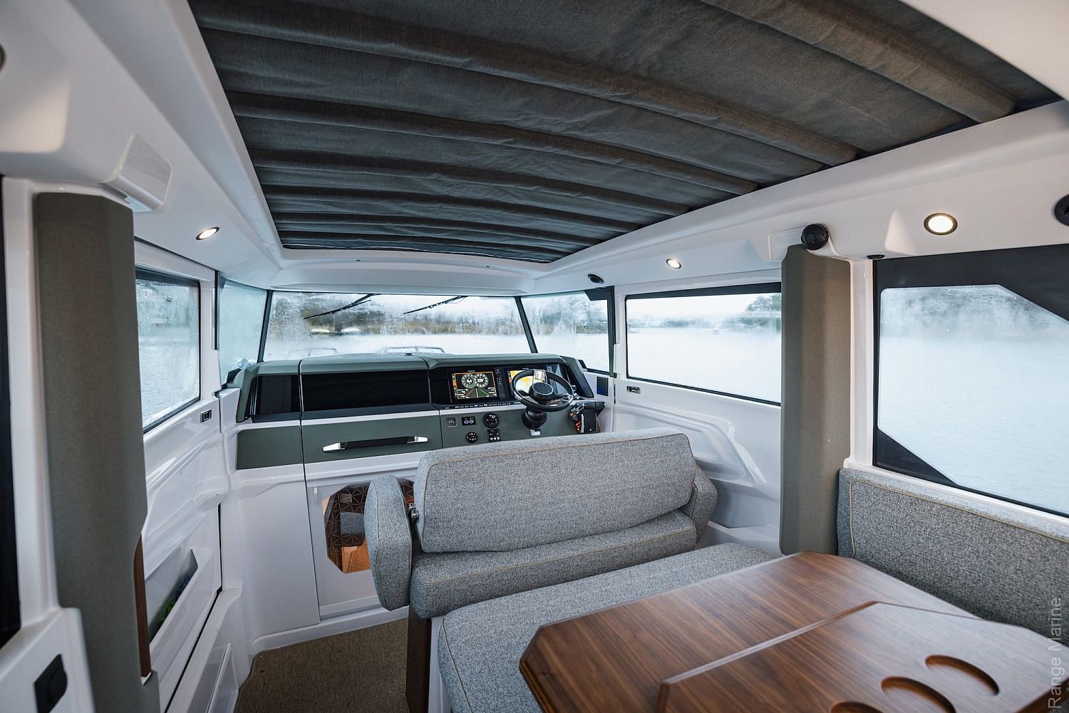 Axopar 38 XC Cross Cabin - диван для капитана ( опция)