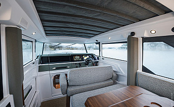Axopar 38 XC Cross Cabin - диван для капитана ( опция)