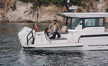 Axopar 38 XC Cross Cabin - вид сбоку кормы катера