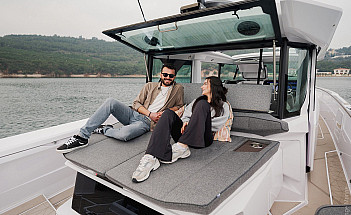 Axopar 38 XC Cross Cabin - вид сзади кормы катера с кормовой каютой