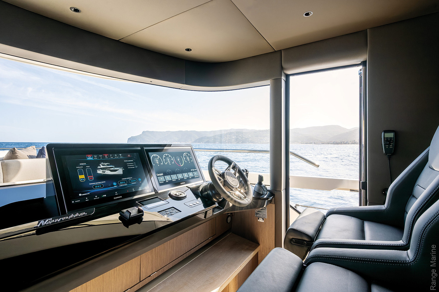 04-gallery-interno-salon-04-yacht-navetta58