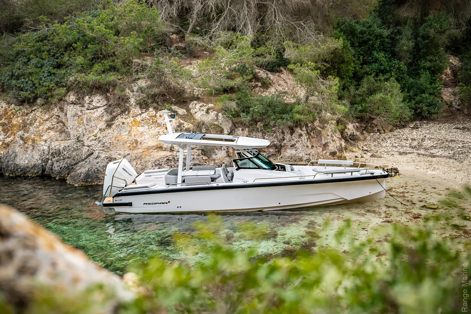 axopar-29-sun-top-a11-editorial-photo-src024