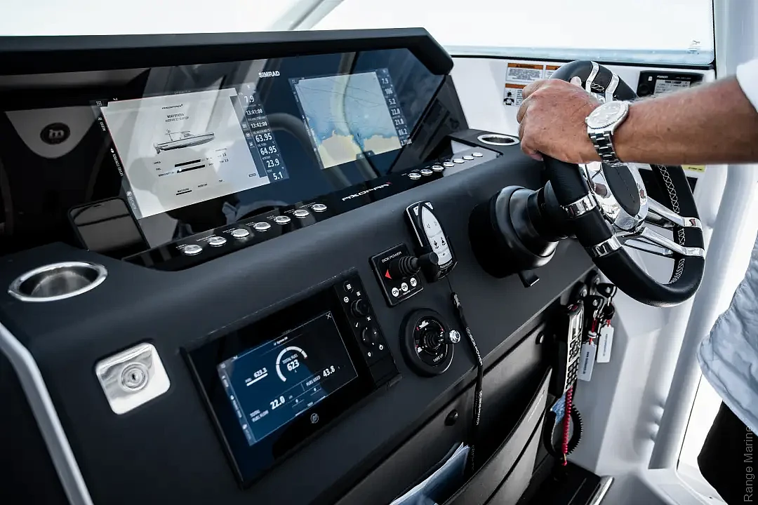 axopar-37-spyder-g10-helm-console