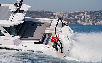 Axopar 38 XC Cross Cabin - корма катера