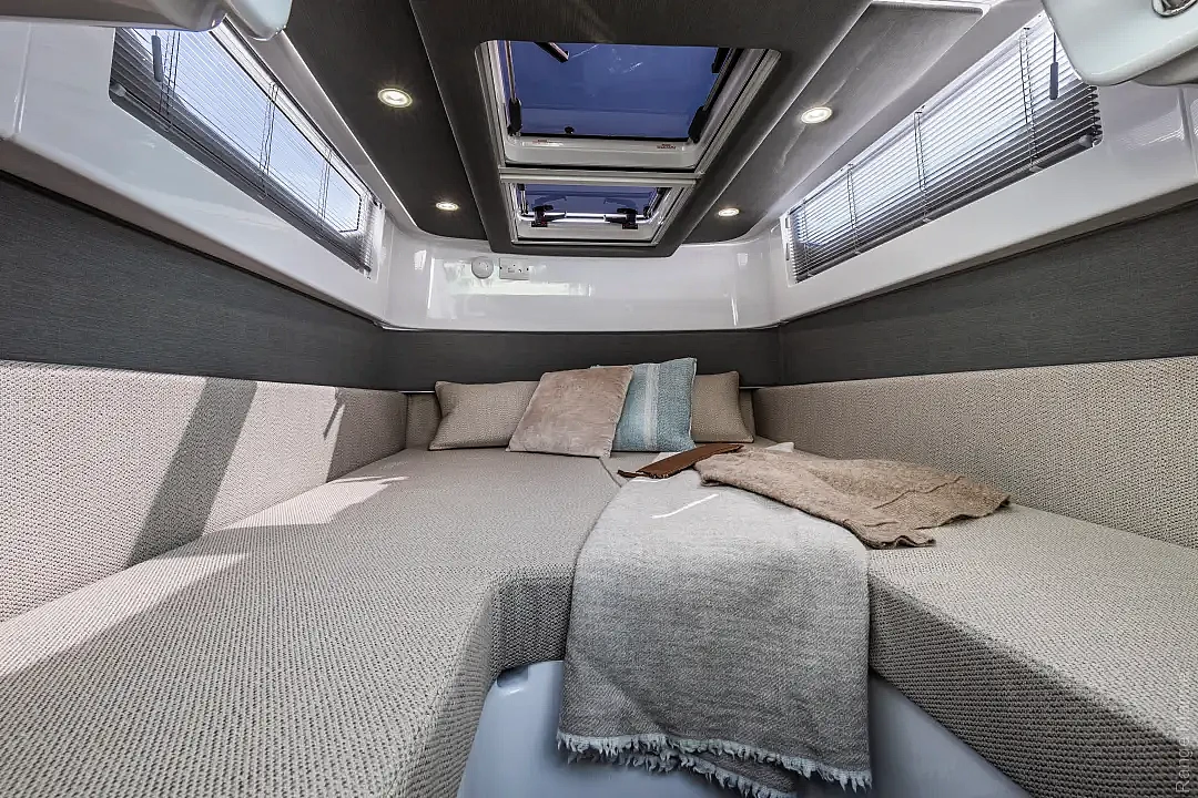 axopar-37-spyder-g11-cabin-berth