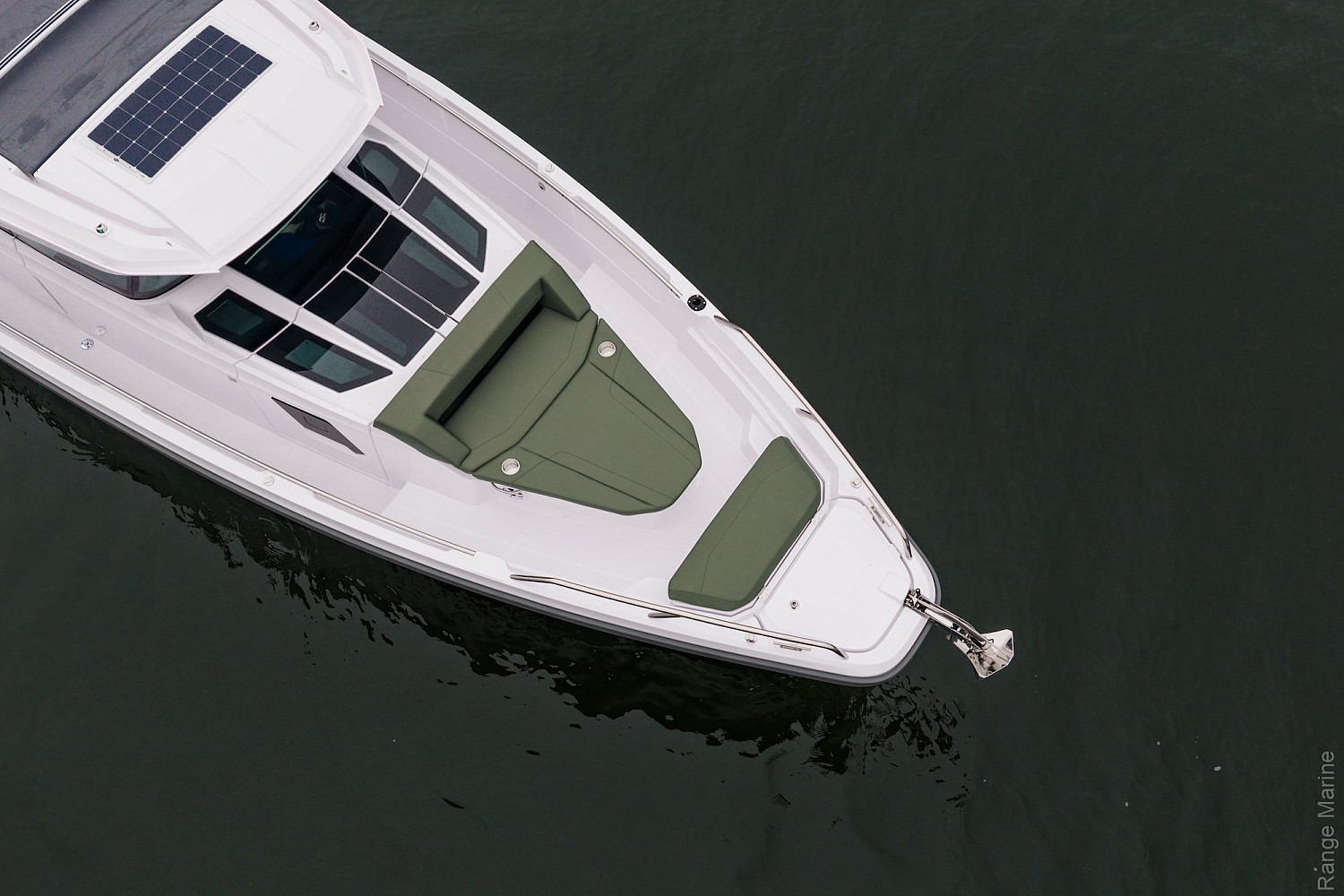 Axopar 38 XC Cross Cabin - вид сверху носа