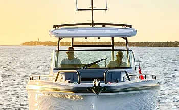 axopar-37-sun-top-a04-editorial-photo-src008