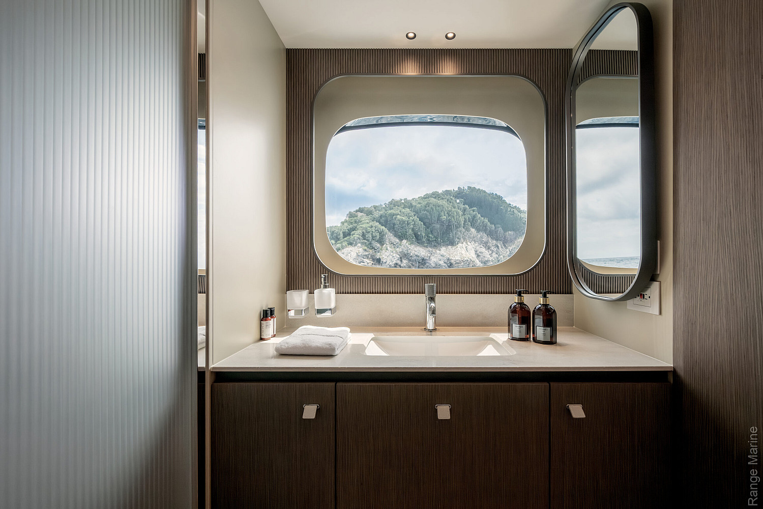 04-gallery-interno-vip-cabin-03-yacht-navetta58 (1)