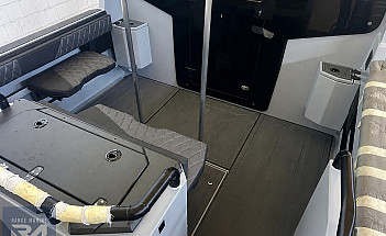 08-aft-cockpit-entry