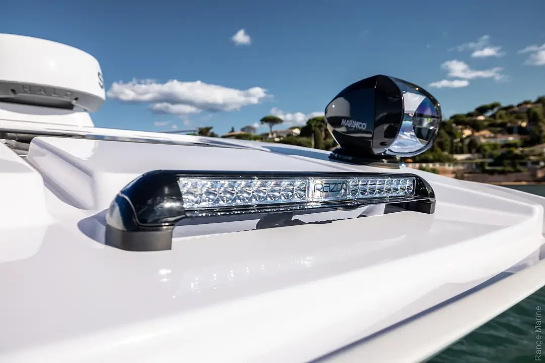 axopar-29-sun-top-c06-roof-lightbar-option-src017