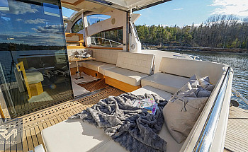 12-cockpit-lounge