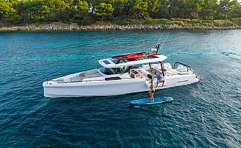 axopar-45-cross-top-g04-aerial-lifestyle