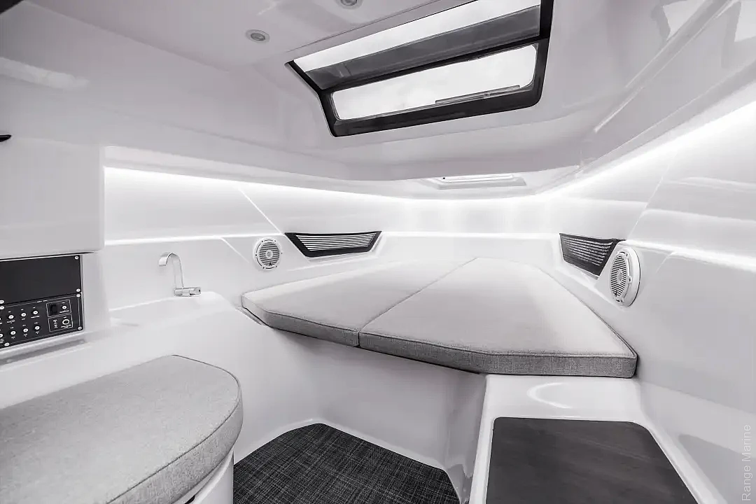 axopar-25-cross-bow-g10-cabin-berth