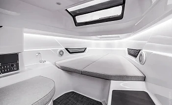 axopar-25-cross-bow-g10-cabin-berth