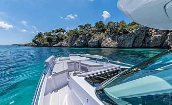 axopar-29-sun-top-g06-foredeck
