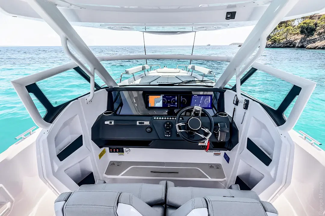 axopar-29-sun-top-g09-helm-console