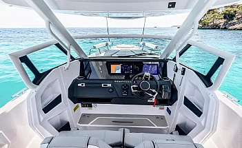 axopar-29-sun-top-g09-helm-console